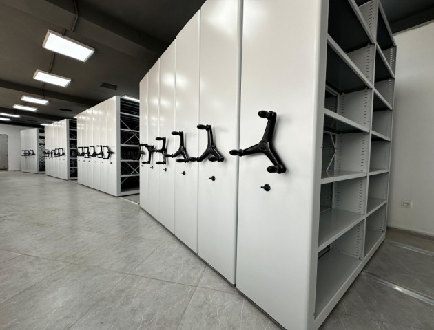 Передвижные стеллажи в полукруглом помещении