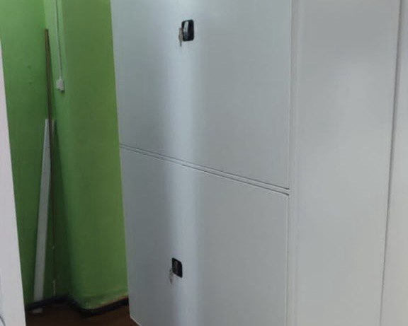 стеллажи с дверями для экспонатов музея