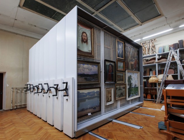 стеллаж с сетками для картин