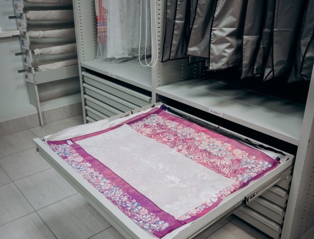 Стеллажи для хранения тканей в фондах музея