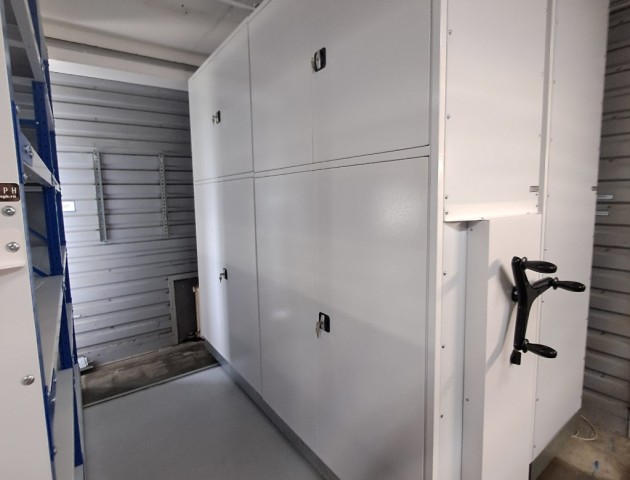 мобильные стеллажи с дверями