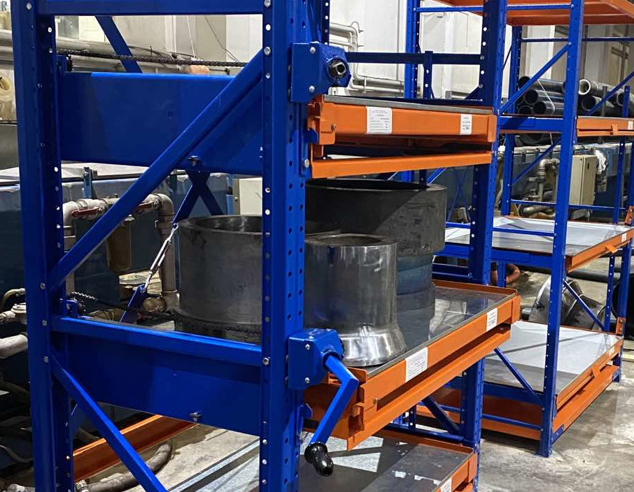 Стеллажи окрашенные в синий и оранжевый цвет